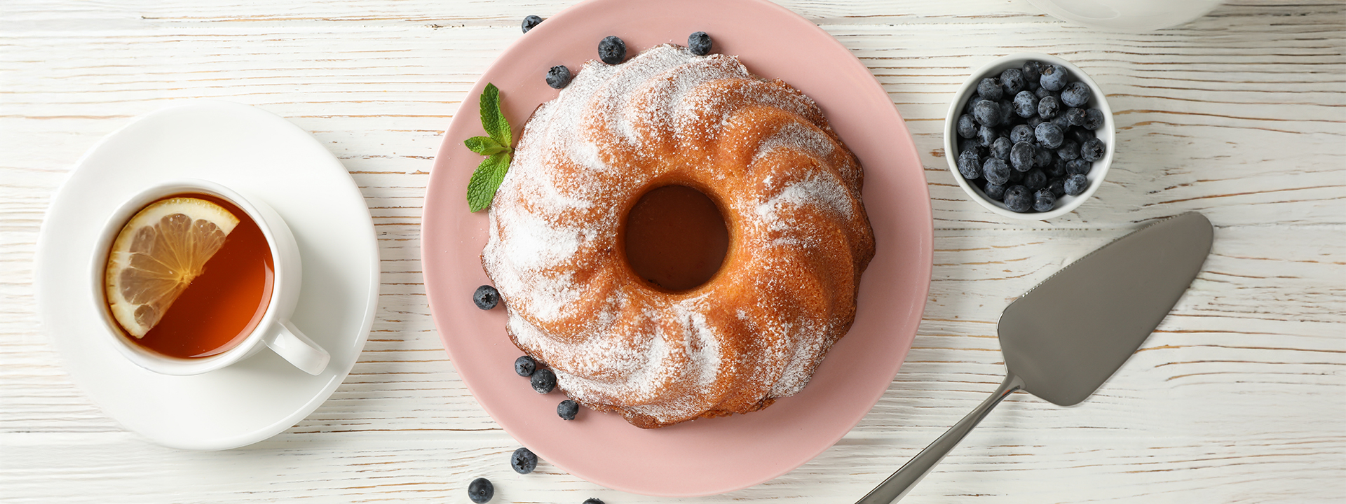 vista dall'alto di ciambellone alla ricotta e tazza di te