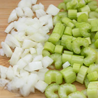 cipolla e sedano a cubetti
