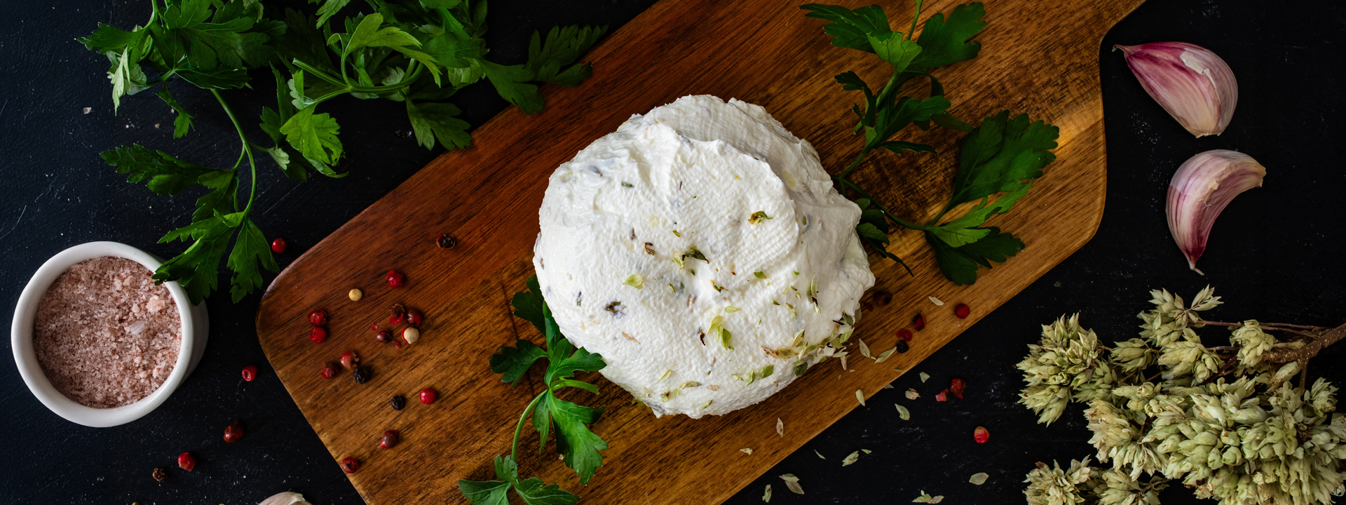 Vista dall'alto di crema di ricotta su tagliere e altri aromi