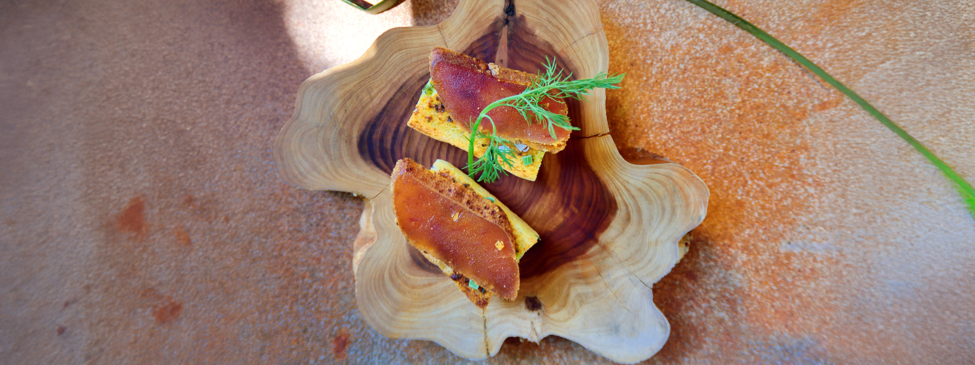 Conchiglia con due crostini alla bottarga ed erbetta