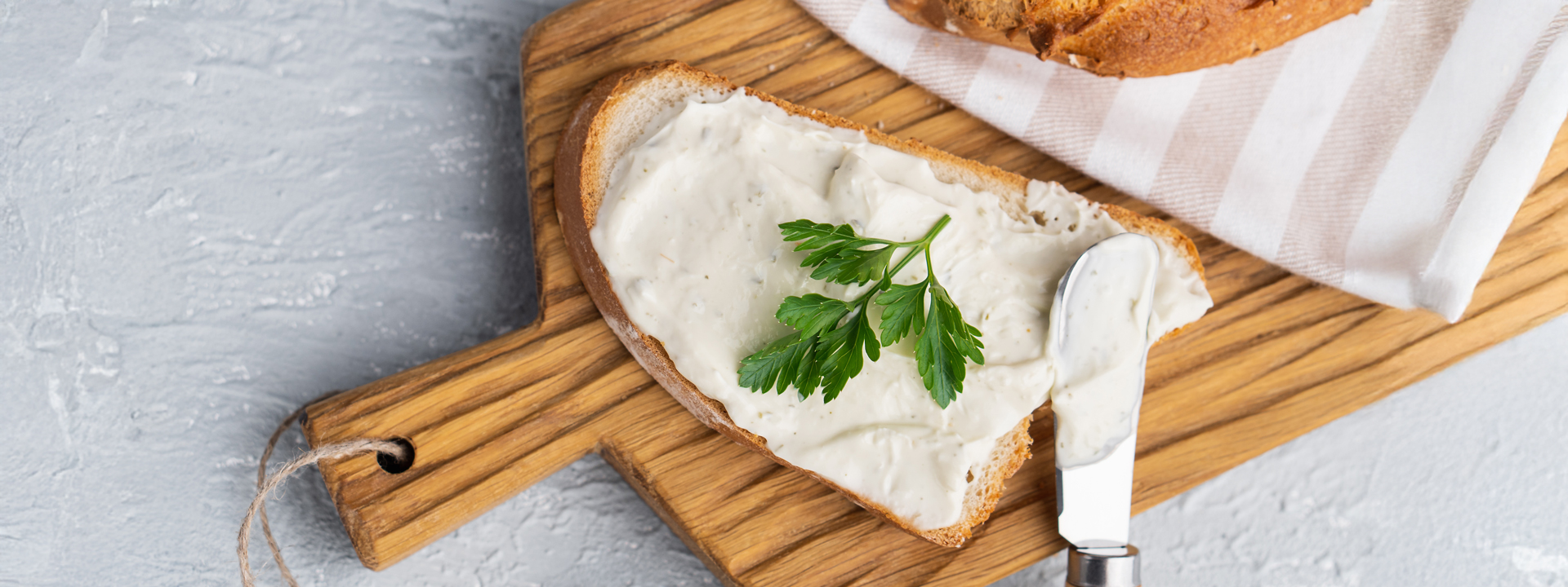 Fetta di pane con mousse spalmata e foglia di prezzemolo, vista dall'alto