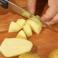 Tagliare le patate a fettine