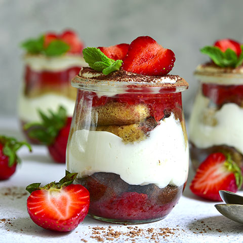 barattoli di tiramisu alle fragole