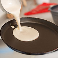 cottura su piastra di un pancake