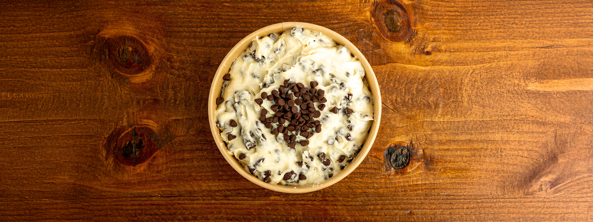 Ciotola con crema di ricotta e gocce di cioccolato, vista dall'alto