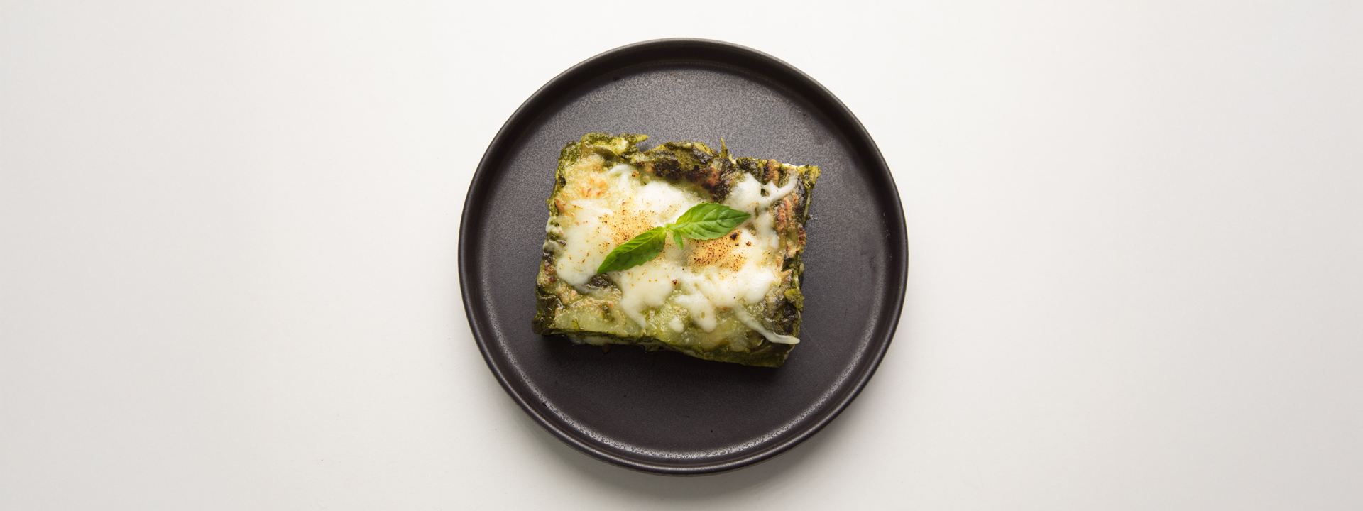 Piatto di lasagne al pesto visto dall'alto