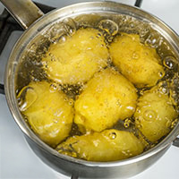patate lesse in acqua bollente