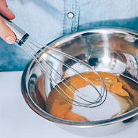 uova e zucchero in una ciotola con frusta