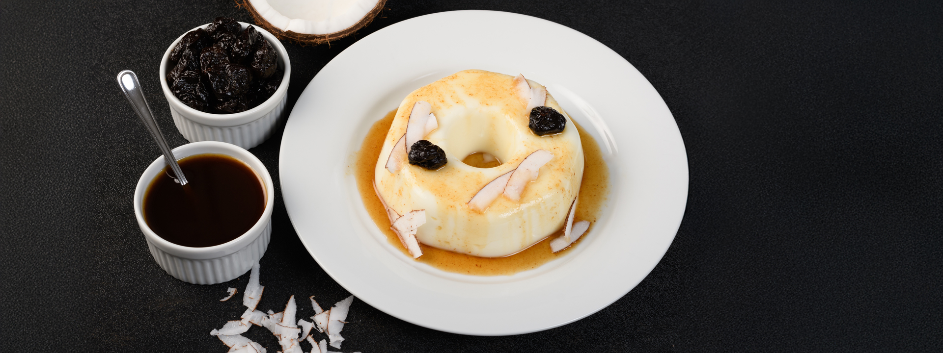 biancomangiare al cocco con prugne secche