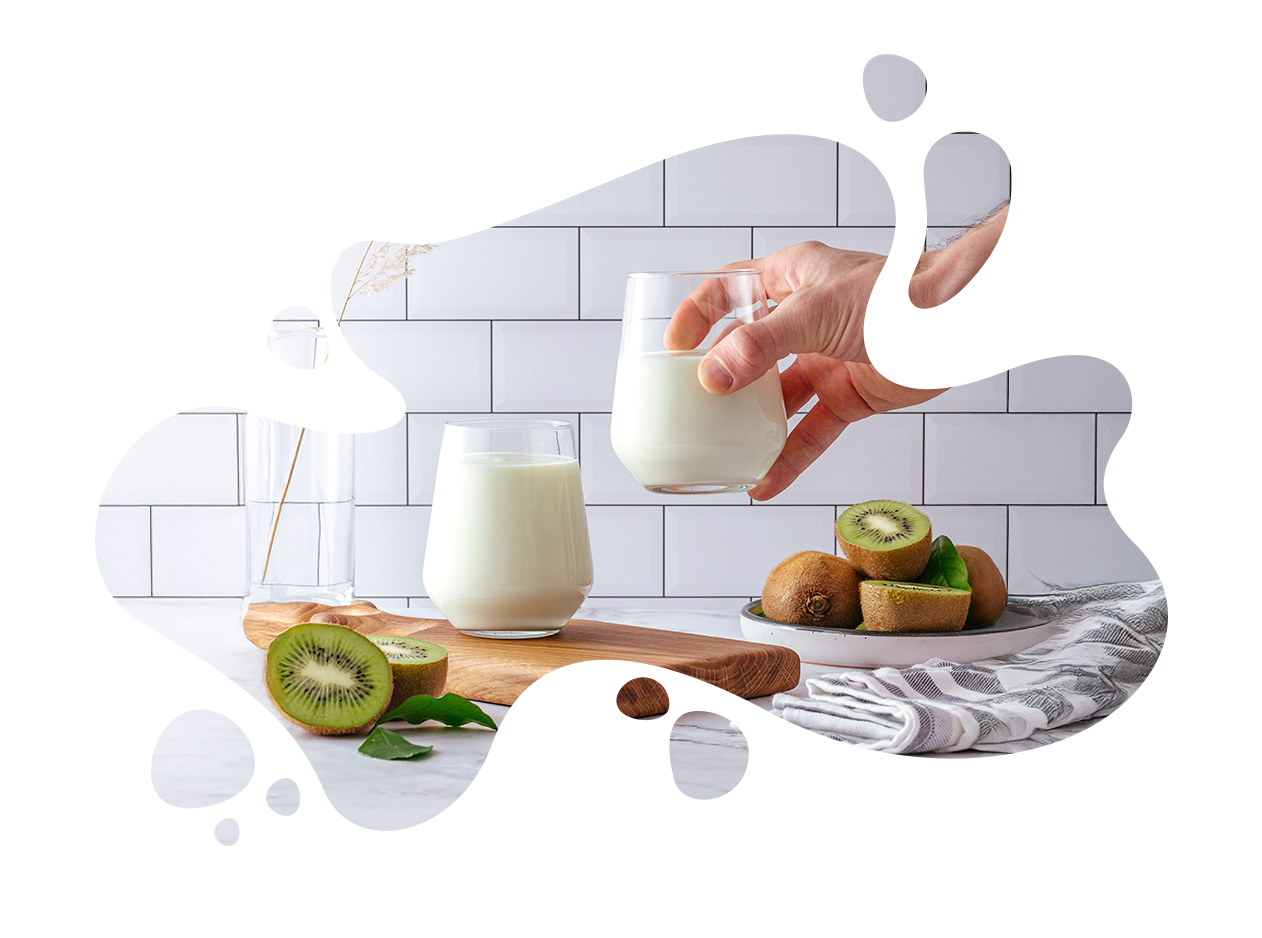 dettaglio 2 bicchieri di kefir in cucina